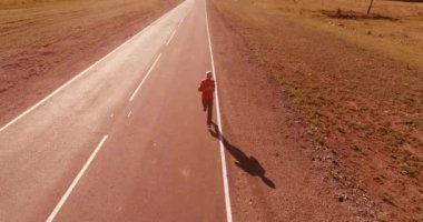 Mükemmel asfalt yolda sporcunun önünde alçak irtifa uçuşu.