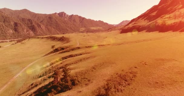 日当たりの良い夏の朝に空中農村部の山岳道路や牧草地。アスファルトハイウェイと川. — ストック動画