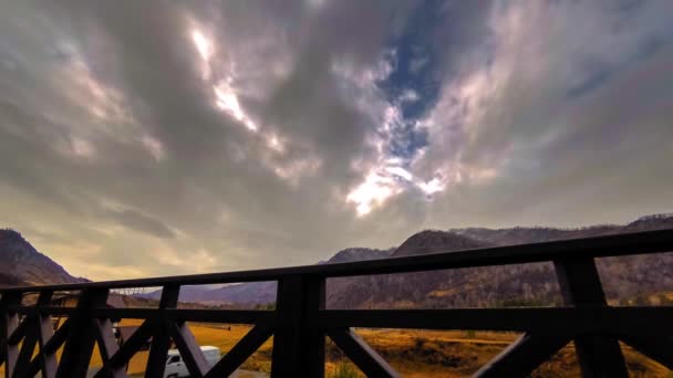 Хронология деревянного забора на высокой террасе у горного ландшафта с облаками. Горизонтальное скольжение — стоковое видео