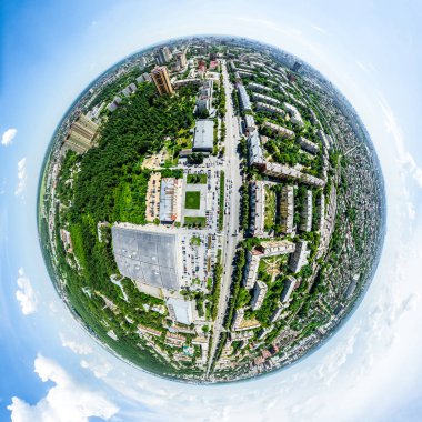 Kesişen yollar, evler, binalar, parklar ve otoparklar olan havacılık şehri manzarası. Güneşli yaz panoramik resmi