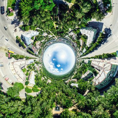 Kesişen yollar, evler, binalar, parklar ve otoparklar olan havacılık şehri manzarası. Güneşli yaz panoramik resmi