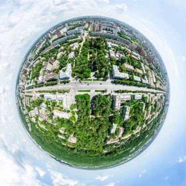 Kesişen yollar, evler, binalar, parklar ve otoparklar olan havacılık şehri manzarası. Güneşli yaz panoramik resmi