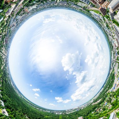 Kesişen yollar, evler, binalar, parklar ve otoparklar olan havacılık şehri manzarası. Güneşli yaz panoramik resmi