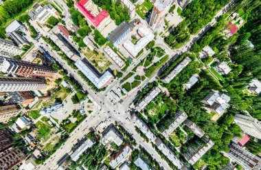 Kesişen yollar, evler, binalar, parklar ve otoparklar olan havacılık şehri manzarası. Güneşli yaz panoramik resmi