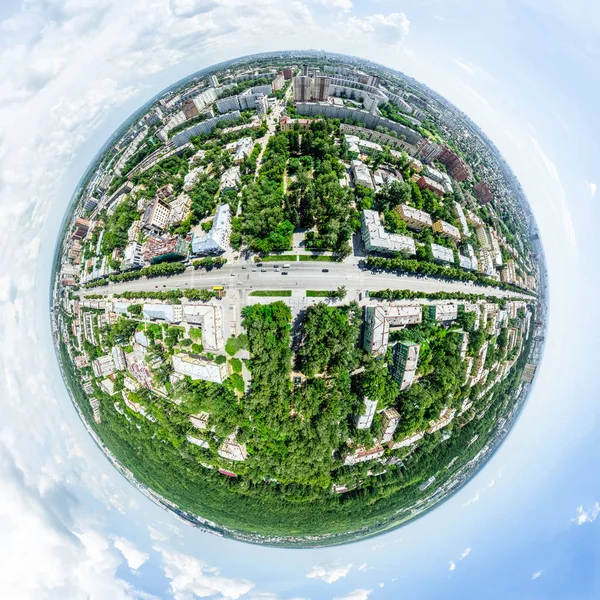 Vista aérea de la ciudad con encrucijadas y caminos, casas, edificios, parques y estacionamientos. Imagen panorámica soleada de verano —  Fotos de Stock