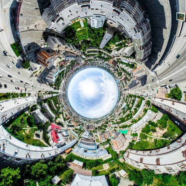 Kesişen yollar, evler, binalar, parklar ve otoparklar olan havacılık şehri manzarası. Güneşli yaz panoramik resmi