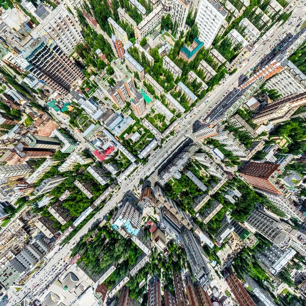 Kesişen yollar, evler, binalar, parklar ve otoparklar olan havacılık şehri manzarası. Güneşli yaz panoramik resmi — Stok fotoğraf