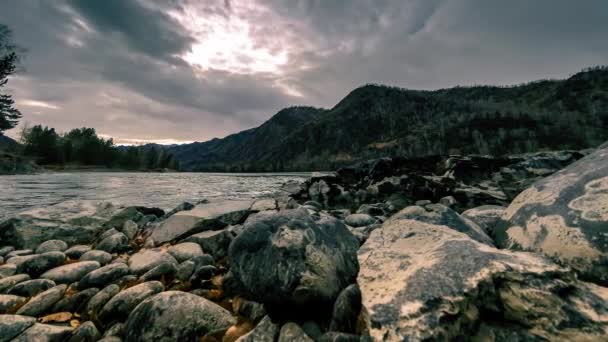 Tijd lapse shot van een rivier in de buurt van bergbos. Enorme rotsen en snelle wolken movenings. Horizontale schuifregelaar verplaatsing — Stockvideo