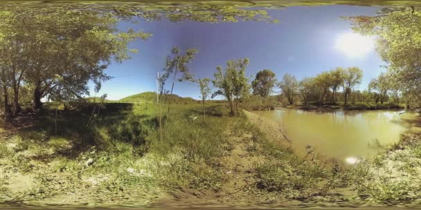 UHD 4K 360 VR Virtuell verklighet av en flod rinner över klippor i vackra fjällskogslandskap — Stockvideo