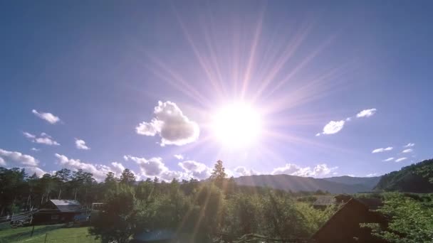 Горная деревня Timelapse в летнее или осеннее время. Дикая азиатская природа и сельское поле. — стоковое видео