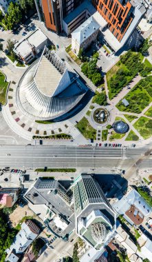 Yolları, evleri ve binaları olan havacılık şehri manzarası.