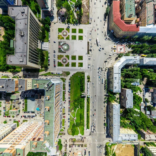 Widok z lotu ptaka z rozdrożem i drogami, budynki domów. Strzał helikoptera. Obraz panoramiczny. — Zdjęcie stockowe