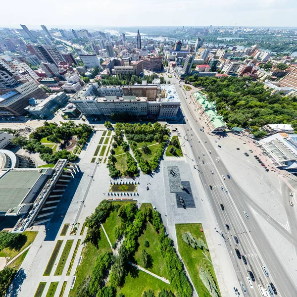 Vista aérea de la ciudad con carreteras, casas y edificios. — Foto de Stock