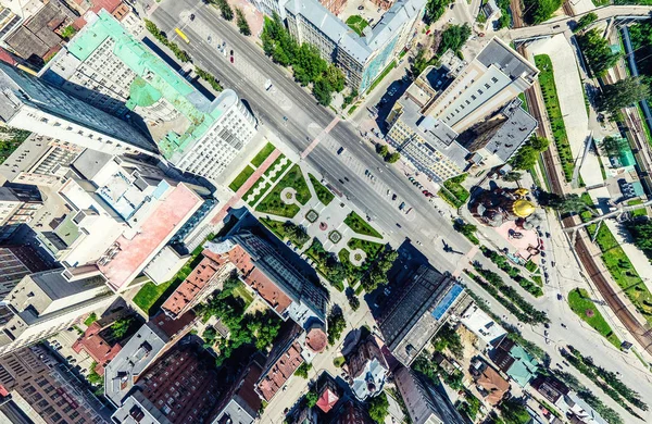 Vue aérienne de la ville avec carrefour et routes, maisons, bâtiments, parcs et parkings. Image panoramique ensoleillée d'été — Photo