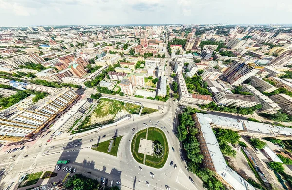 Letecký výhled na město s křižovatkou a silnic, domů, budov, parků a parkovišť. Slunečné léto panoramatický obraz — Stock fotografie