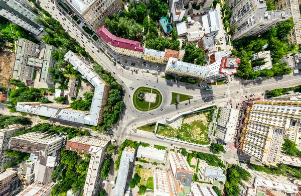 Vue aérienne de la ville avec carrefour et routes, maisons, bâtiments, parcs et parkings. Image panoramique ensoleillée d'été — Photo