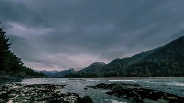 Tiro de lapso de tiempo de un río cerca del bosque de montaña. Grandes rocas y veladas de nubes rápidas. — Vídeos de Stock