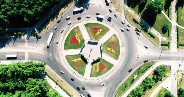 Aerial hyperlapse timelapse of city traffic on circle crossroad street intersection. Coches, autobuses, camiones. Centro de la ciudad carretera . — Vídeo de stock