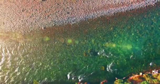 Vuelo en medio del aire sobre un río de montaña fresco y limpio en la soleada mañana de verano. Movimiento vertical — Vídeos de Stock