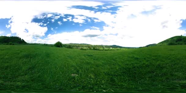 360 VR από ένα όμορφο ορεινό λιβάδι timelapse το καλοκαίρι ή το φθινόπωρο. Σύννεφα, πράσινο γρασίδι και ακτίνες του ήλιου. — Αρχείο Βίντεο
