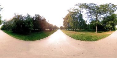 Bir şehir parkının UHD 4K 360 VR Sanal Gerçekliği. Sonbaharda ya da yaz gününde ağaçlar ve yeşil çimenler