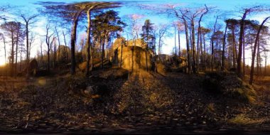 4K 360 VR sonbahar zamanındaki güzel bir dağ manzarasının sanal gerçekliği. Vahşi Sibirya Dağları.