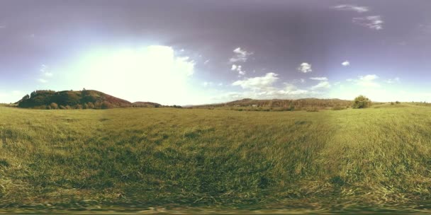 360 VR de un hermoso lapso de tiempo del prado de montaña en el verano u otoño. Nubes, hierba verde y rayos de sol. — Vídeo de stock