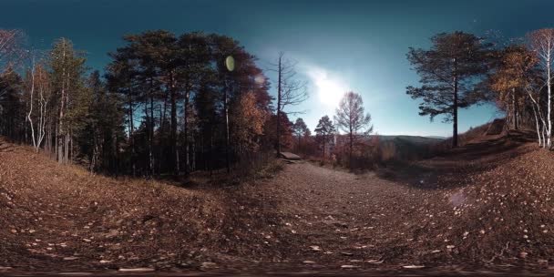 4K 360 VR Realidade virtual de uma bela cena de montanha no outono. Selvagens montanhas russas e homem turístico . — Vídeo de Stock