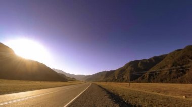 Yaz ya da sonbahar günbatımında gün batımında dağ yolu zamanı. Vahşi doğa ve kırsal alan.