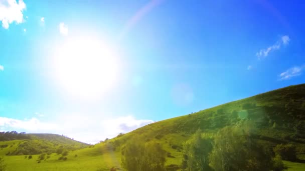 4K UHD Bergwiesen Zeitraffer im Sommer. Wolken, Bäume, grünes Gras und Sonnenstrahlen. — Stockvideo