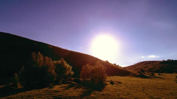 4K UHD montaña prado timelapse en el verano. Nubes, árboles, hierba verde y rayos de sol movimiento. — Vídeos de Stock