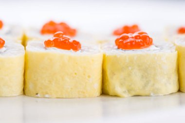 Japon Gıda Restoran, sushi maki gunkan rulo levha veya plakalı ayarlayın. Sushi seti ve kompozisyon