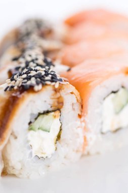 Japon Gıda Restoran, sushi maki gunkan rulo levha veya plakalı ayarlayın. Sushi seti ve kompozisyon
