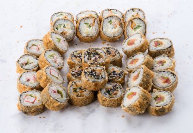 Japon Gıda Restoran, sushi maki gunkan rulo levha veya plakalı ayarlayın. Sushi seti ve kompozisyon