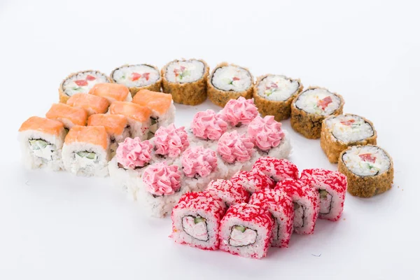 Restaurante de comida japonesa, plato de rollo de sushi maki gunkan o set de platos. Conjunto y composición de sushi —  Fotos de Stock
