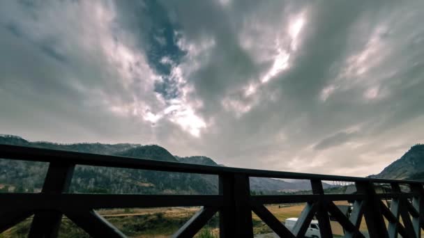 雲と山の風景の中に高いテラスで木製のフェンスのタイムラプス。水平スライダーの動き — ストック動画