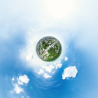 Kesişen yollar, evler, binalar, parklar ve otoparklar olan havacılık şehri manzarası. Güneşli yaz panoramik resmi