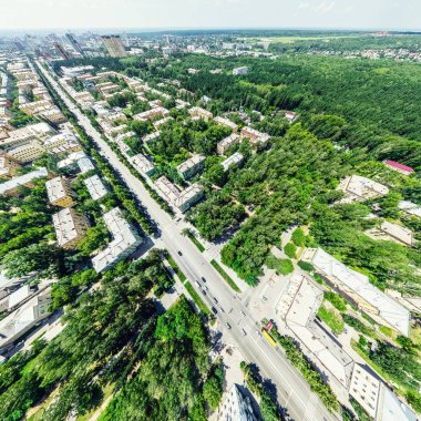 Kesişen yollar, evler, binalar, parklar ve otoparklar olan havacılık şehri manzarası. Güneşli yaz panoramik resmi