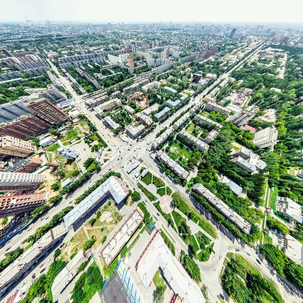 Vista aérea de la ciudad con encrucijadas y caminos, casas, edificios, parques y estacionamientos. Imagen panorámica soleada de verano —  Fotos de Stock