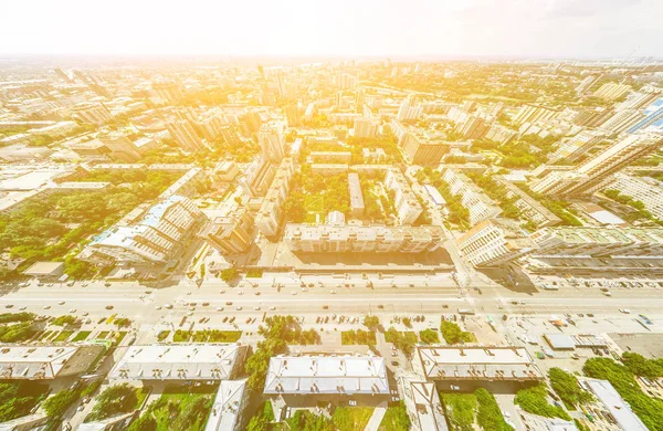 Vista aérea de la ciudad con encrucijadas y caminos, casas, edificios, parques y estacionamientos. Imagen panorámica soleada de verano — Foto de Stock