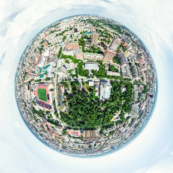 Vista aérea de la ciudad con encrucijadas y caminos, casas, edificios, parques y estacionamientos. Imagen panorámica soleada de verano —  Fotos de Stock