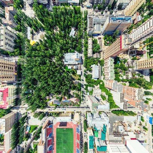 Luftaufnahme der Stadt mit Kreuzungen und Straßen, Häusern, Gebäuden, Parks und Parkplätzen. Sonniges Sommerpanorama — Stockfoto