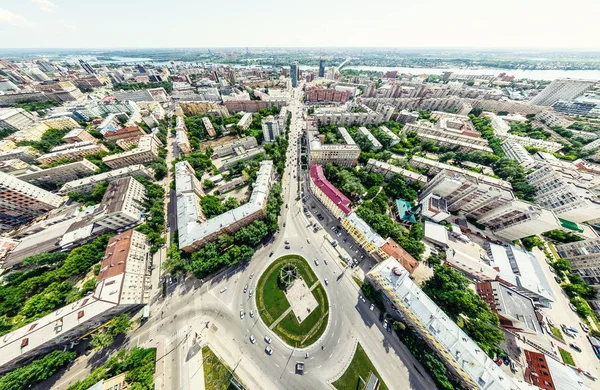 Luftaufnahme der Stadt mit Kreuzungen und Straßen, Häusern, Gebäuden, Parks und Parkplätzen. Sonniges Sommerpanorama — Stockfoto