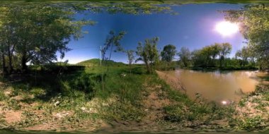 UHD 4K 360 VR Bir nehrin Sanal Gerçekliği güzel dağ ormanlarında kayaların üzerinden akıyor