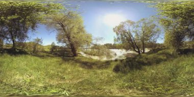 UHD 4K 360 VR Bir nehrin Sanal Gerçekliği güzel dağ ormanlarında kayaların üzerinden akıyor