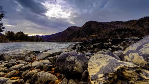 Plan temporel d'une rivière près de la forêt de montagne. D'énormes rochers et des nuages rapides se déplacent. Mouvement horizontal du curseur — Video