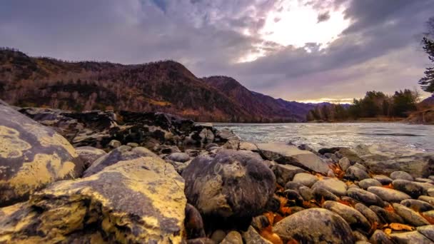 Plan temporel d'une rivière près de la forêt de montagne. D'énormes rochers et des nuages rapides se déplacent. Mouvement horizontal du curseur — Video