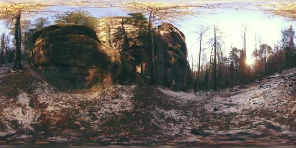 4K 360 VR Virtual Reality einer wunderschönen Bergszene zur Herbstzeit. Wilde sibirische Berge. — Stockvideo