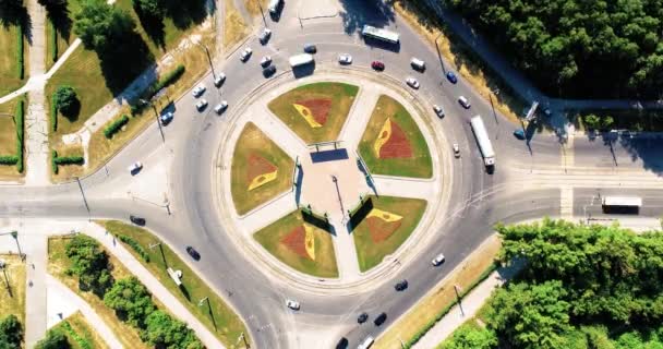 Iperlapsi aerea timelapse del traffico cittadino su incrocio strada circolare incrocio. Auto, autobus, camion. Centro città strada . — Video Stock