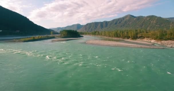 4k UHD航空视图。夏日阳光明媚的早晨,低空飞越新鲜寒冷的山川.绿树成荫，阳光照在马鞍山上 — 图库视频影像